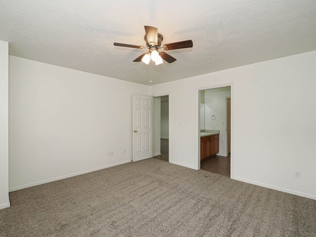 Building Photo - 2 Bedroom, 2 Bathroom Home