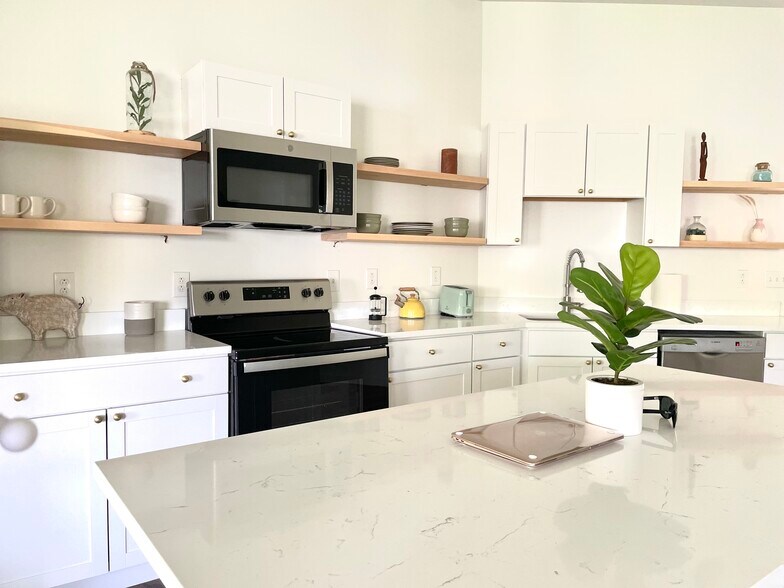 Building Photo - 17 Page St