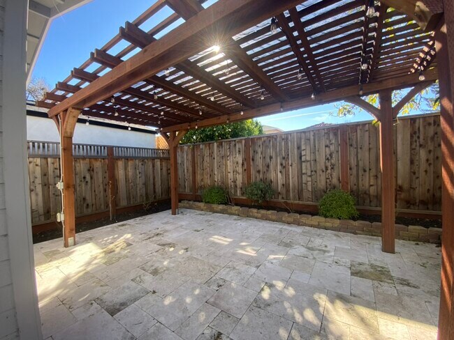 Building Photo - 1026 Iris St