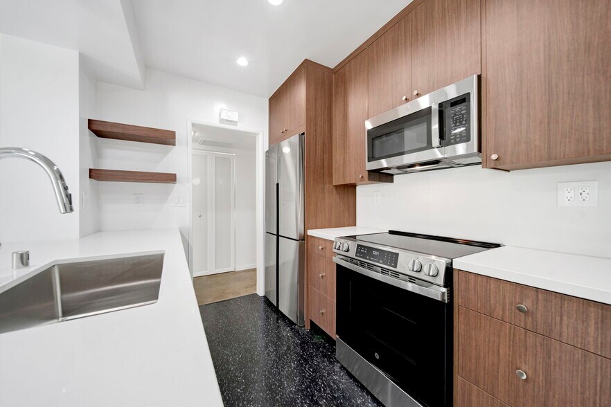 Building Photo - 7767 Hollywood Blvd