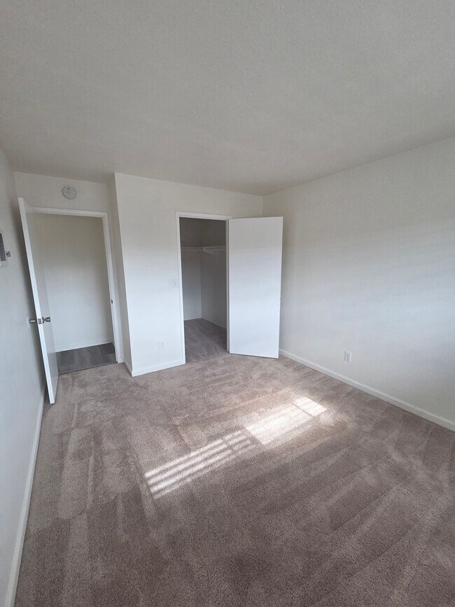 Building Photo - 2 Bedroom Condo for Rent
