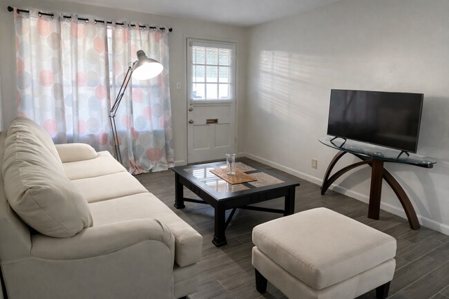 Building Photo - 1 Bed / 1 Bath – All Bills Paid, Washer & Dryer Included, Tile Floors, Pool & Prime Location!