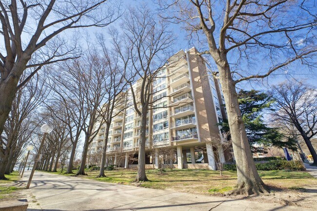 Building Photo - Stunning 1 BR/1 BA Condo in Southwest Wate...