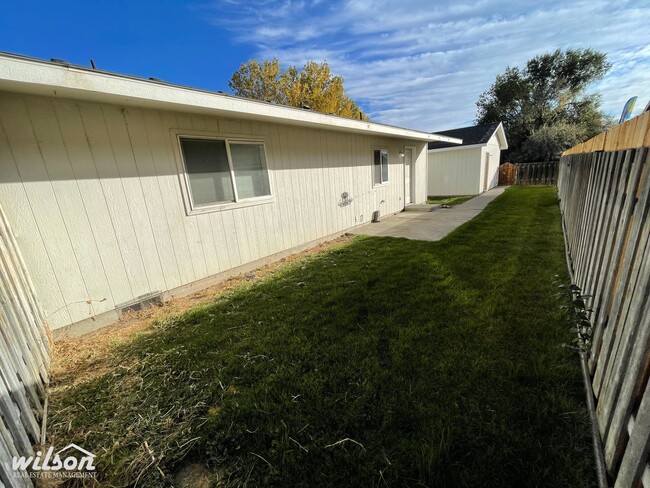 Building Photo - 3bd/2ba Duplex with Two Car Garage in Unio...