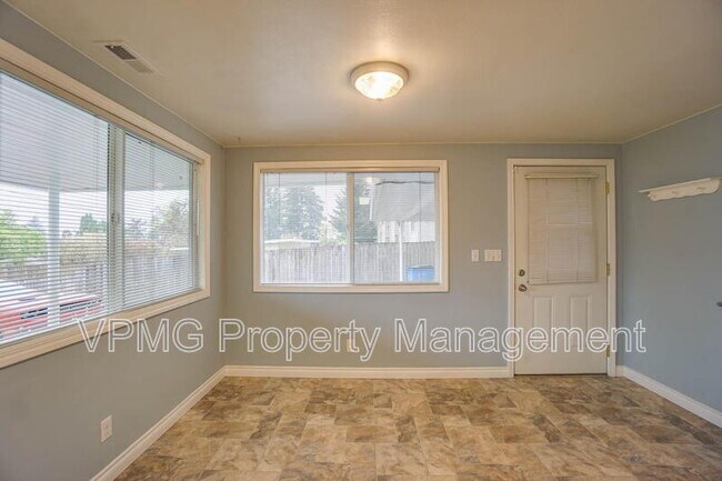 Building Photo - 2218 E 18th St