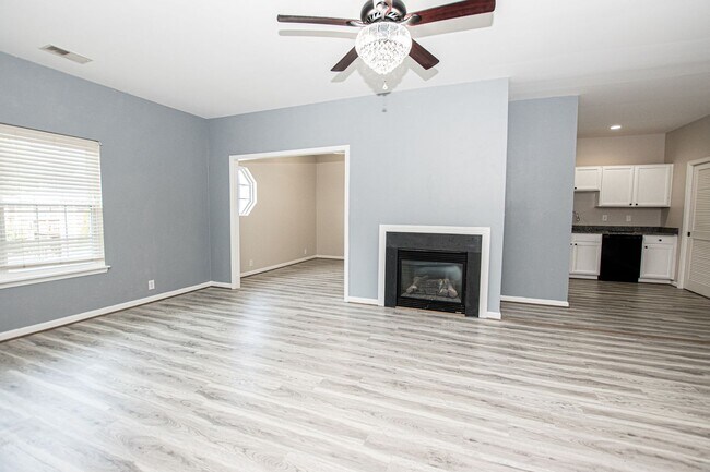 Building Photo - Stunning Two Bedroom, Two Bathroom Apartme...