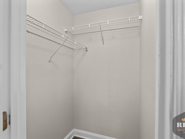 Building Photo - 3 Story Townhome, New Wood Floors, Great W...