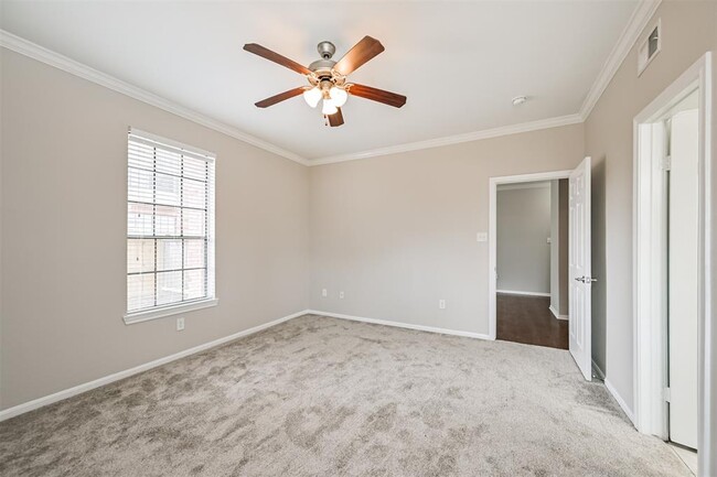 Building Photo - 2255 Braeswood Park Dr
