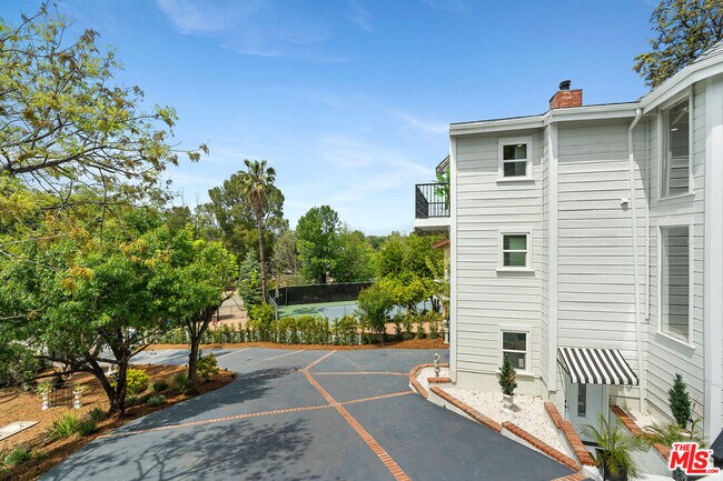 Building Photo - 19555 Oxnard St