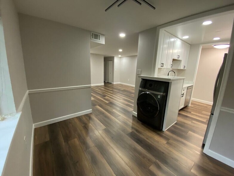 Building Photo - 1533 Colonial Dr