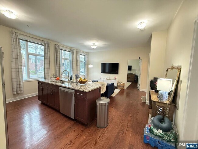 Primary Photo - 615 Palisade Ave
