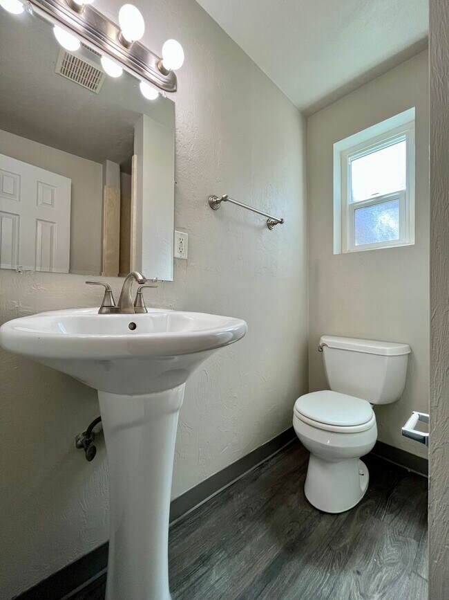 Building Photo - (DUP)  Studio Apartment - Close to Campus