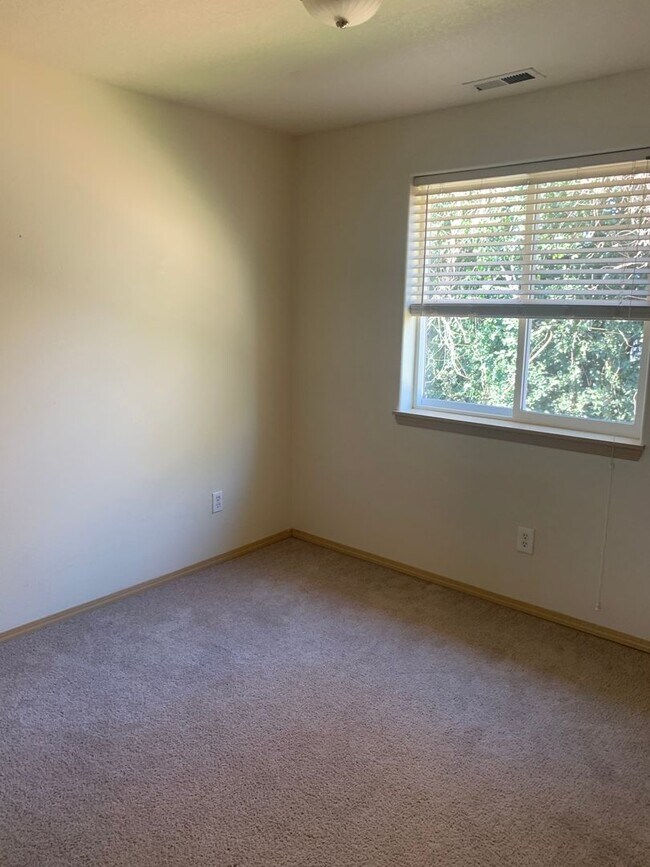 Building Photo - Camas Townhome with Beautiful Grey Laminate Flooring and Attached Garage