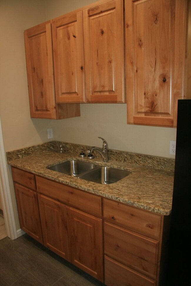 Building Photo - *utilities included* Large 1 bedroom apart...