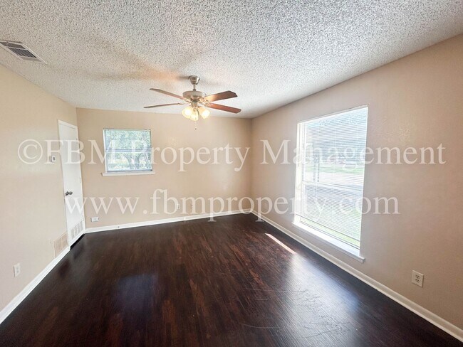 Building Photo - 608-B Walter Stephenson - Downstairs 2 Bed...