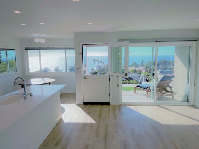Building Photo - Ocean View Single Level Laguna Beach Condo!