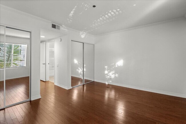 Building Photo - Bright 3-Bedroom Condo with Balcony and Fireplace in Prime Sherman Oaks