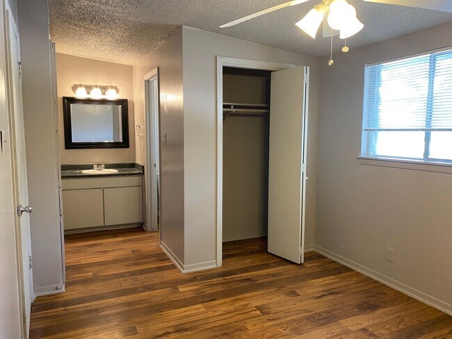 Building Photo - Great one bedroom in Hyde Park!