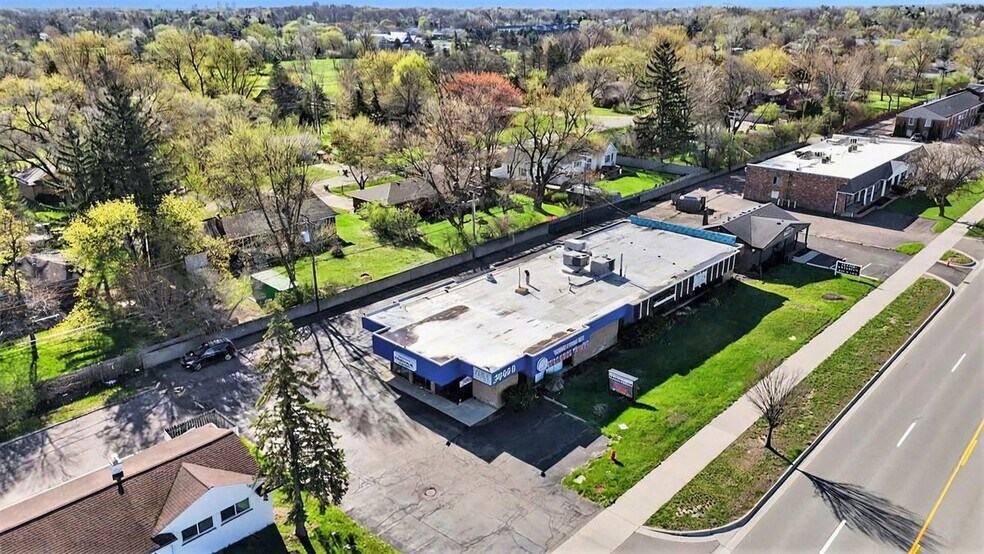 Building Photo - 30000 Orchard Lake Rd