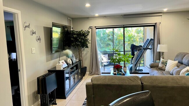 Building Photo - 140 S Cypress Rd