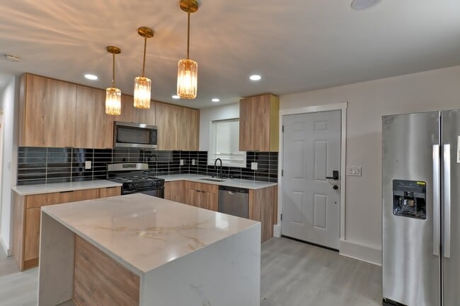 Building Photo - Everett Duplex