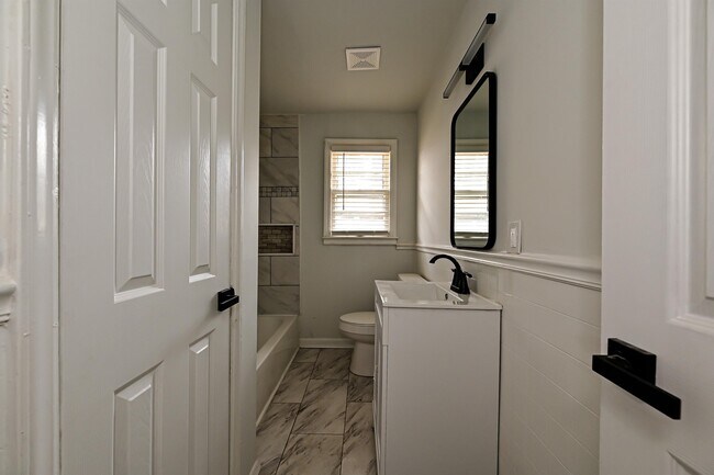 Building Photo - 1640 Eaves Rd