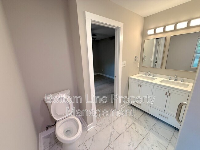 Building Photo - 4117 Oak Forest Dr