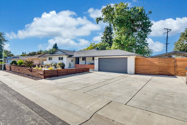 Building Photo - 6836 S Land Park Dr