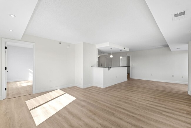 Building Photo - 700 1st St