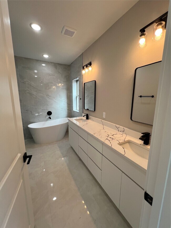 Building Photo - 20027 Venetto St