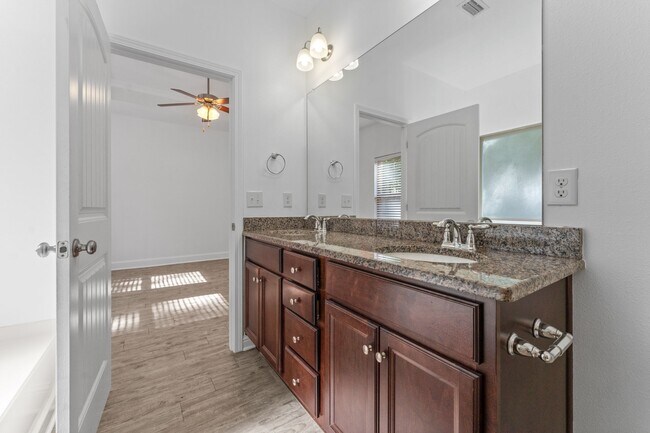 Building Photo - 27320 Lashay Dr