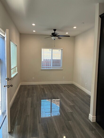 Building Photo - 1209 Center Ln