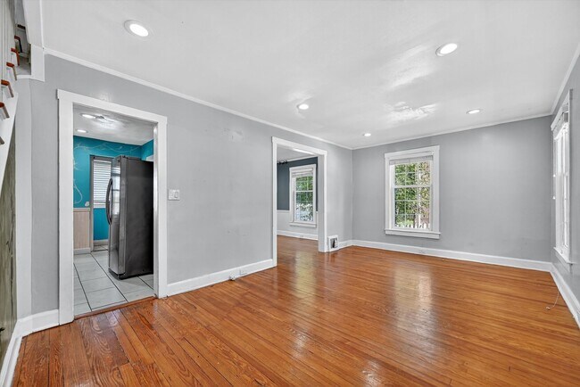 Building Photo - OPEN HOUSE on Sunday Feb 15th from 12 - 2 PM  Turn-key Ready 3 BR 1 BA in Newburgh, NY -$2700