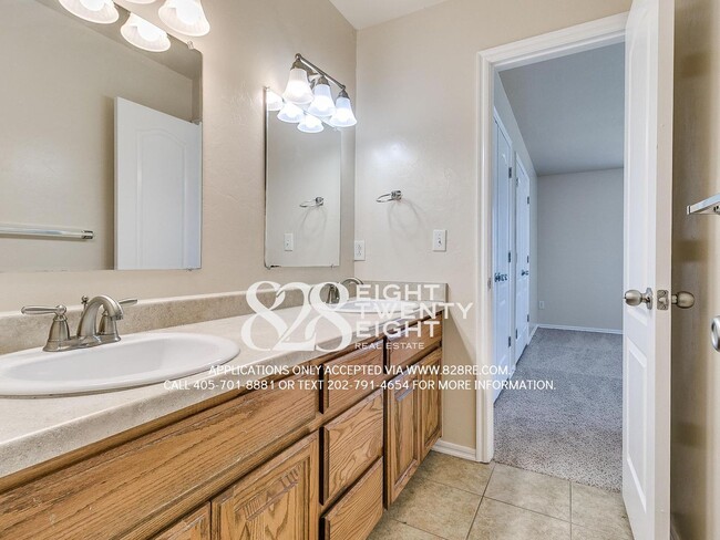 Building Photo - Spacious 2 Bed/1.5 Bath Norman Townhome Du...