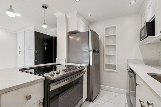 Building Photo - 2302 S Manhattan Ave