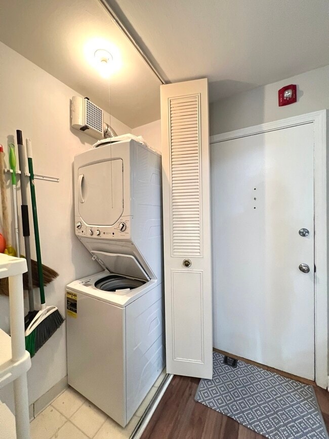 Building Photo - 703 Falcon Dr