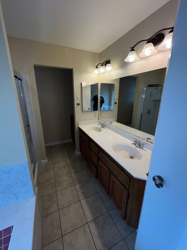 Building Photo - 4BR / 2.5 bath with over 1700 square feet....