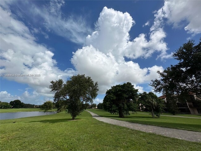 Building Photo - 515 W Park Dr