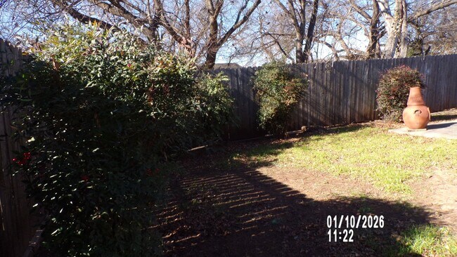 Building Photo - Fantasic Country Club West Home  1/2 OFF FIRST FULL MONTH'S RENT