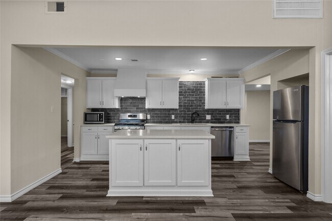 Building Photo - 1909 16th Ave N