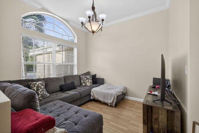 Building Photo - 146 Fernwood Crescent