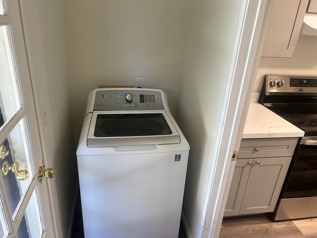 Building Photo - MOVE IN SPECIAL Updated 3 Bedroom 2 Bathro...