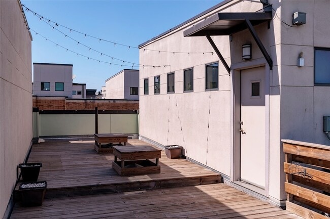 Building Photo - 724 Skyline Bluff Ct