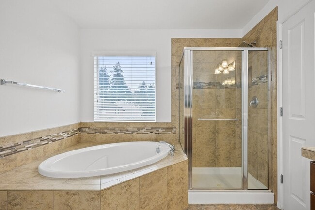Building Photo - Spacious 4-Bed Puyallup Home For Rent | 3-Car Garage & Quick Commute to JBLM!