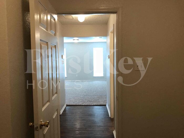 Building Photo - 5704 Creekhollow Dr