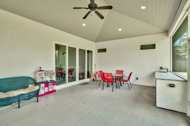 Building Photo - 989 Forest Shore Dr