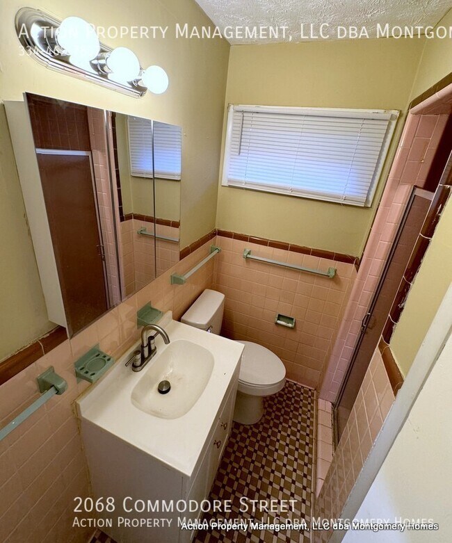 Building Photo - 2068 Commodore St