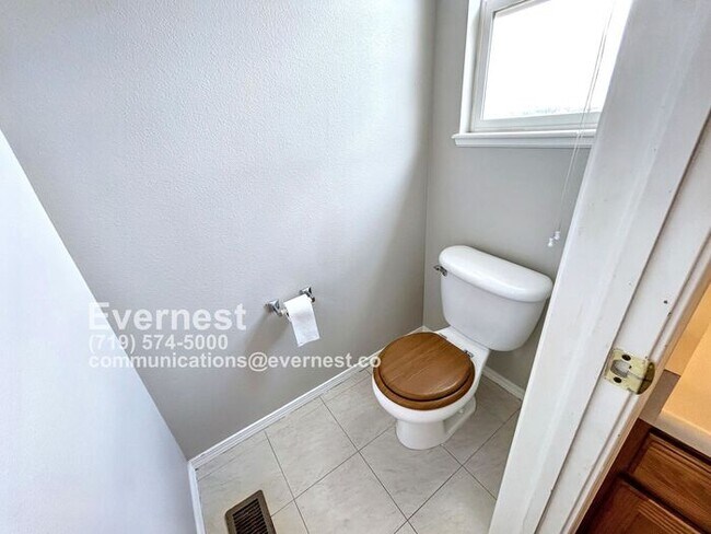 Building Photo - Gorgeous 3-Bedroom Home with Cozy Fireplac...