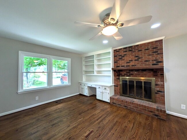 Building Photo - 929 Greenbriar Dr