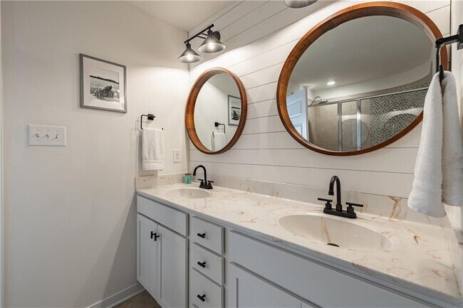 Building Photo - 8083 Rutland Village Dr